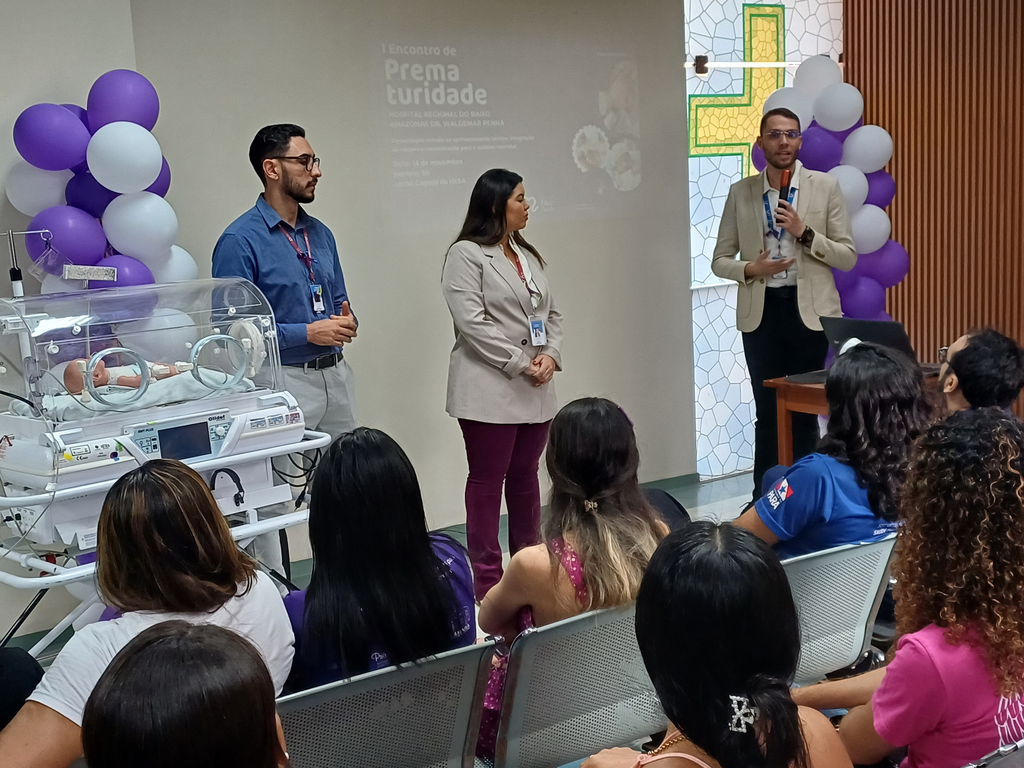 Bebês prematuros viram “super-heróis” em ensaio especial no HRBA durante o Novembro Roxo